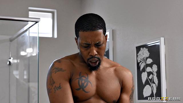 Чернокожий красавец жёстко трахает блондинку с большими сиськами в спальне