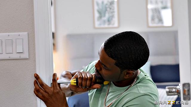 Чернокожий красавец жёстко трахает блондинку с большими сиськами в спальне