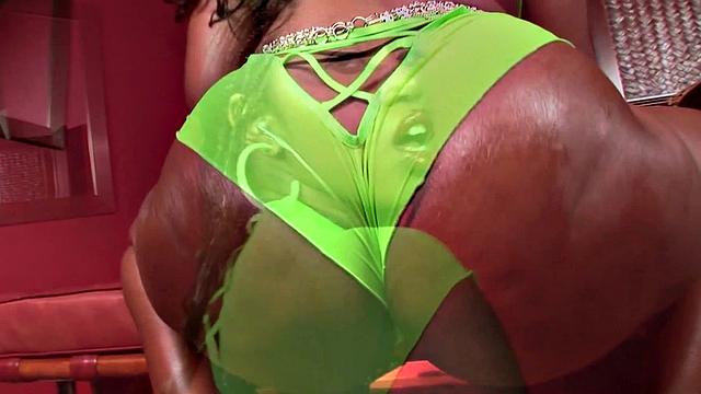 Делотта натирает жопу маслом и сама себя отшлёпывает - приём у врача на новый лад