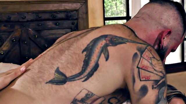 бисексуальная пара трахается втроём с ненасытной милф