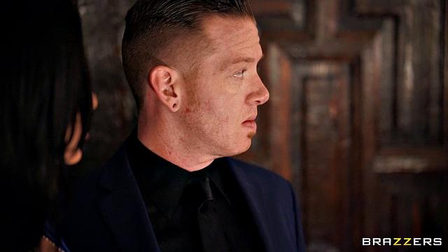 Муж бросил жену на секс-вечеринке, а она уже с новым любовником сосет и скачет, как на карусели - куколду только потом улыбнулась довольная жена.