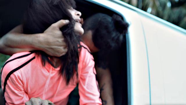 Эден Син ловит попутку, но вместо поездки получает дикий секс