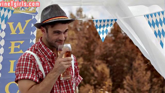 Божественная трансуха устраивает шоу на фестивале - глубокий приём за кулисами