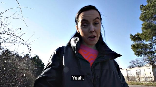 Татуированная европеечка жадно трахается прямо на улице