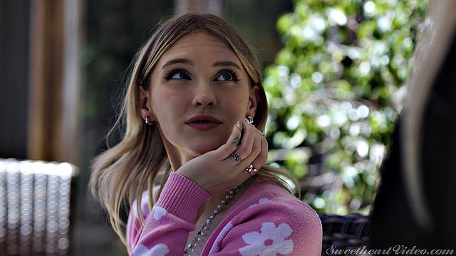 две блондинки устраивают жаркую лесби-сцену после занятий