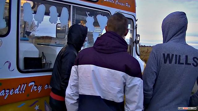 Трахаются в фургоне с мороженым - продавцы мороженого отрываются