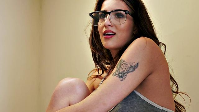 пышногрудая мачеха скачет на члене в жарком тройничке со взрослой падчерицей в очках