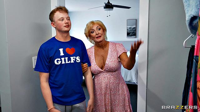 блондинистая бабуля в очках и подруга трахают молодого по-взрослому