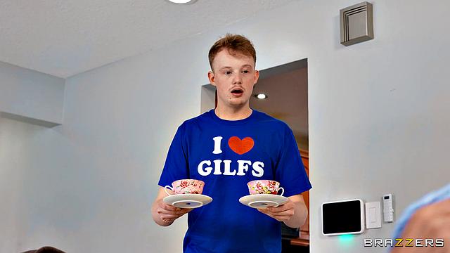 блондинистая бабуля в очках и подруга трахают молодого по-взрослому