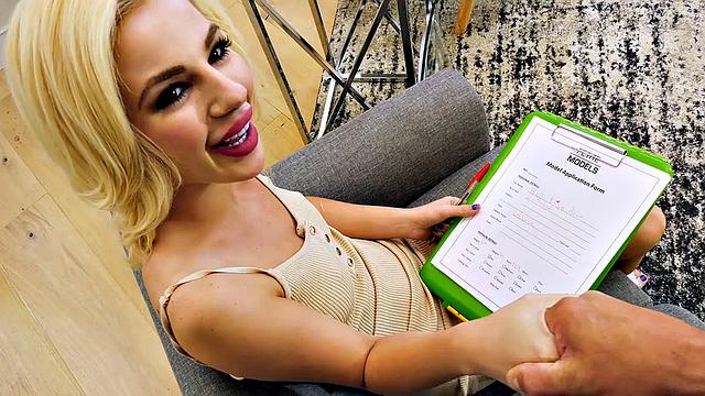 Bella Rose принимает жирный член глубоко в проколотую киску