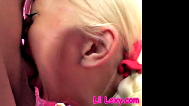 Lil Lexy берет член глубоко в рот и дразнит своей фигурой