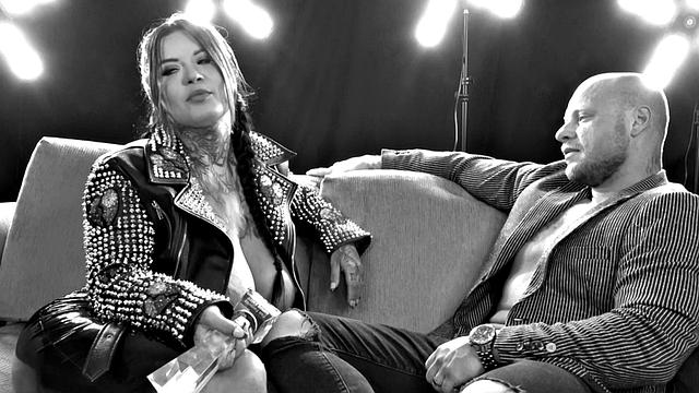 Сабиен Демония разрывает на части член Майка Хелла в бешеном замесе