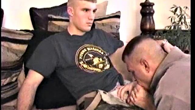 Минет зрелому солдату в форме с финалом на лицо