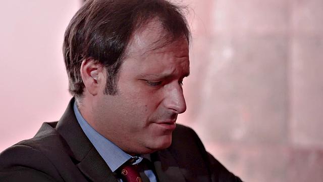 шеф долбит жену подчинённого прямо у него на глазах