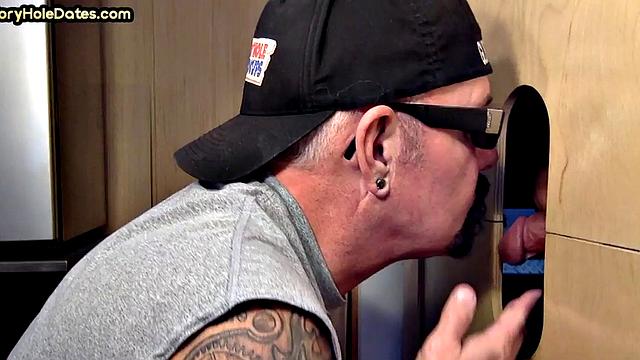 Gloryhole BJ: DILF sucks neighbors in homemade closeup