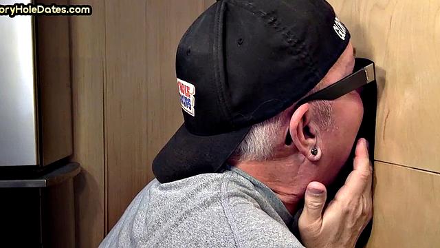 Gloryhole BJ: DILF sucks neighbors in homemade closeup