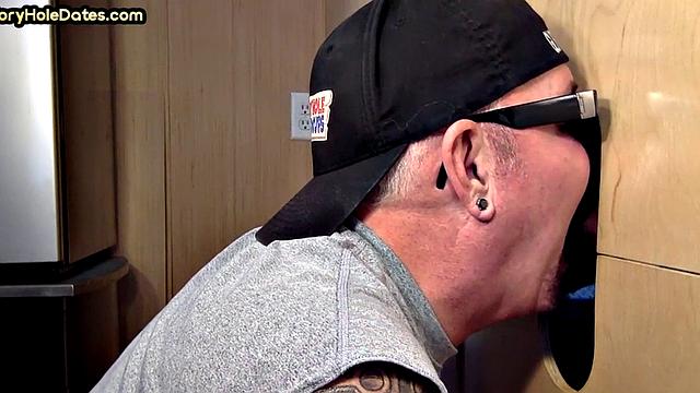 Gloryhole BJ: DILF sucks neighbors in homemade closeup