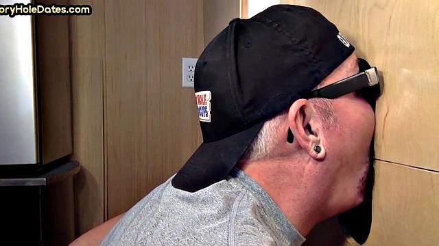 Gloryhole BJ: DILF sucks neighbors in homemade closeup