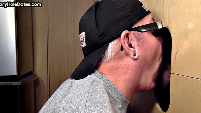 Gloryhole BJ: DILF sucks neighbors in homemade closeup