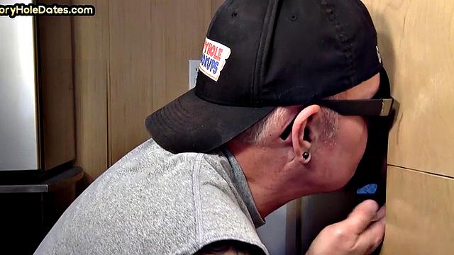 Gloryhole BJ: DILF sucks neighbors in homemade closeup