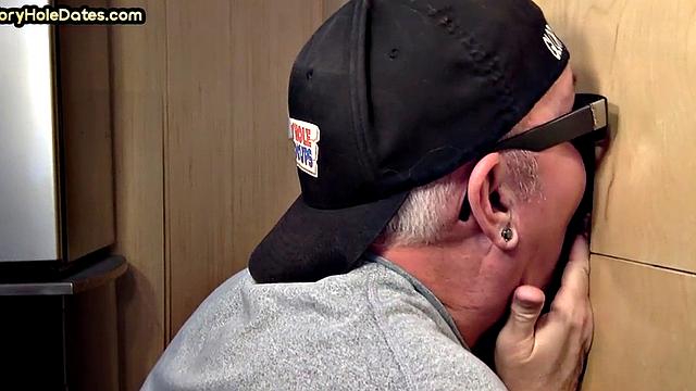 Gloryhole BJ: DILF sucks neighbors in homemade closeup