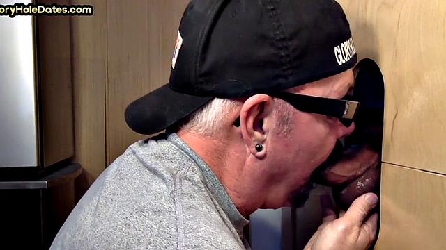 Gloryhole BJ: DILF sucks neighbors in homemade closeup