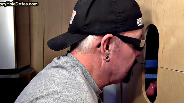 Gloryhole BJ: DILF sucks neighbors in homemade closeup