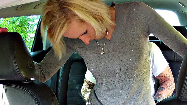 блондинка отсасывает таксисту за поездку - pov