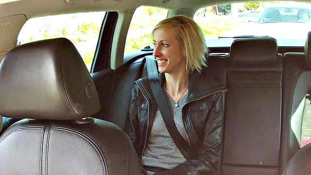 блондинка отсасывает таксисту за поездку - pov