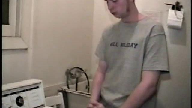 ник дрочит член и мощно кончает