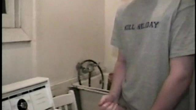 ник дрочит член и мощно кончает