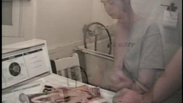 ник дрочит член и мощно кончает