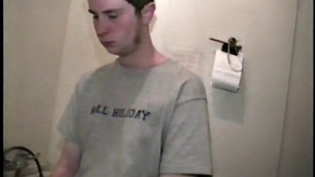 ник дрочит член и мощно кончает