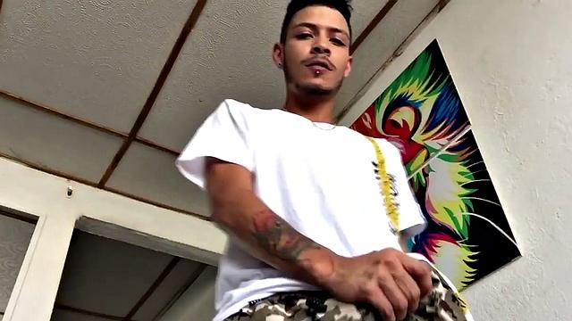 Джейк дрочит мощный член и срывается в бурном оргазме