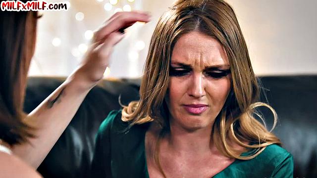 Big lez MILFs scissoring each other