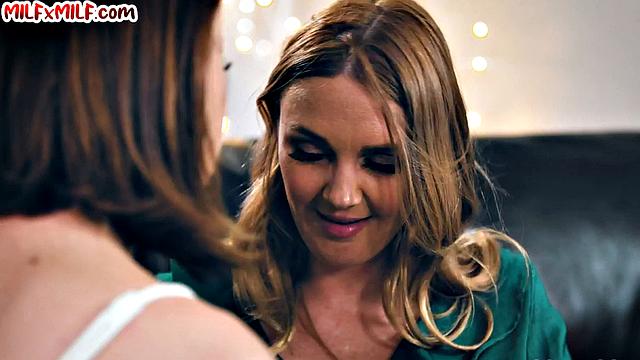 Big lez MILFs scissoring each other