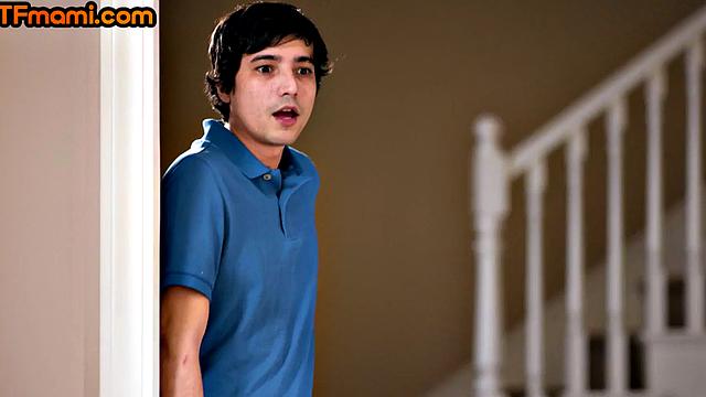 толстозадая мачеха кайфует от анала с умным пасынком