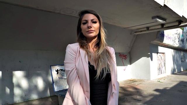 Public MILFslut banged by black dick in pussy hole