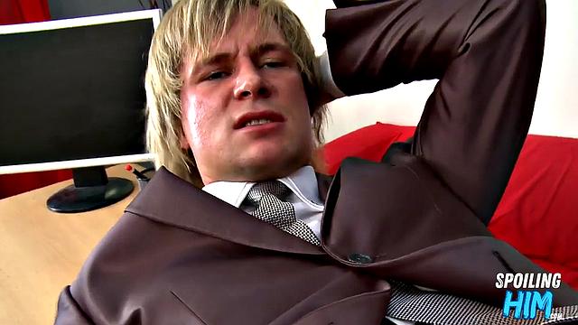 Anal-loving jock gives rimjob on casting