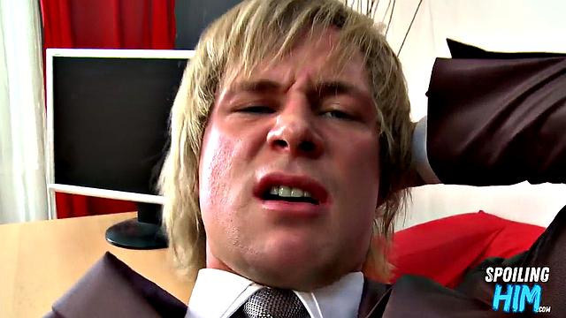 Гей-качок на кастинге страстно лижет попу и жестко долбит в анал.