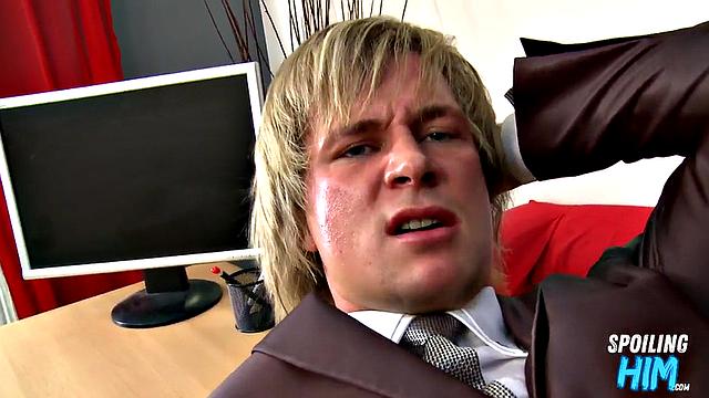 Anal-loving jock gives rimjob on casting