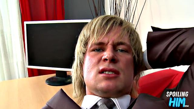 Anal-loving jock gives rimjob on casting