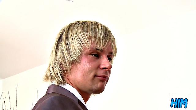 Anal-loving jock gives rimjob on casting