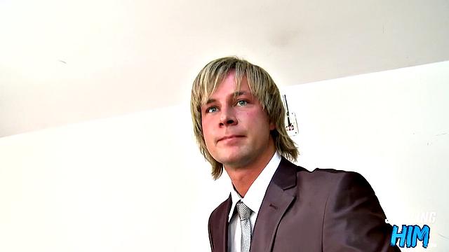 Anal-loving jock gives rimjob on casting