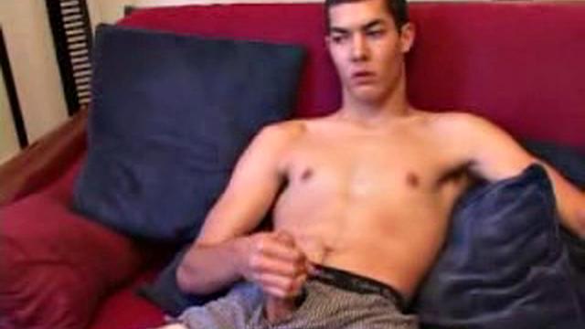 Бреннан Старк выжимает из себя всё под рукой, а камера не врёт ни капли иронии