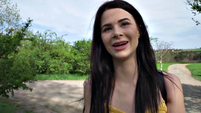 дерзкая сука трахается с грязным жеребцом на улице pov