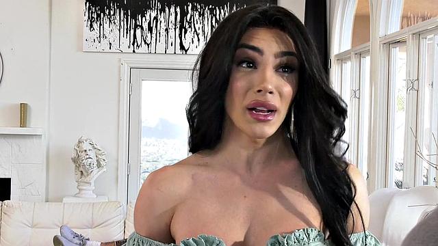 Oiled TSbabe gets fucked in barebacking 3some