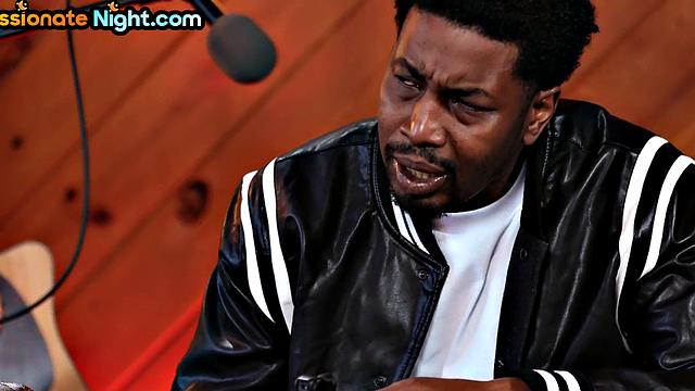 Азиатская красотка отдается черному начальнику в офисе, страсть зашкаливает