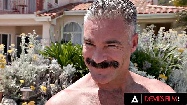 Gal Ritchie наблюдает за голым мужчиной и не сдерживает страсть - жаркий секс на глазах у Чарльза Деры.