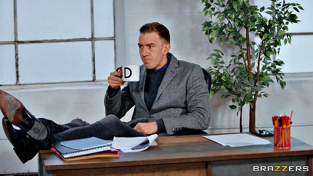 Скарлетт Джонс списывает на экзамене и соблазняет преподавателя в классе.